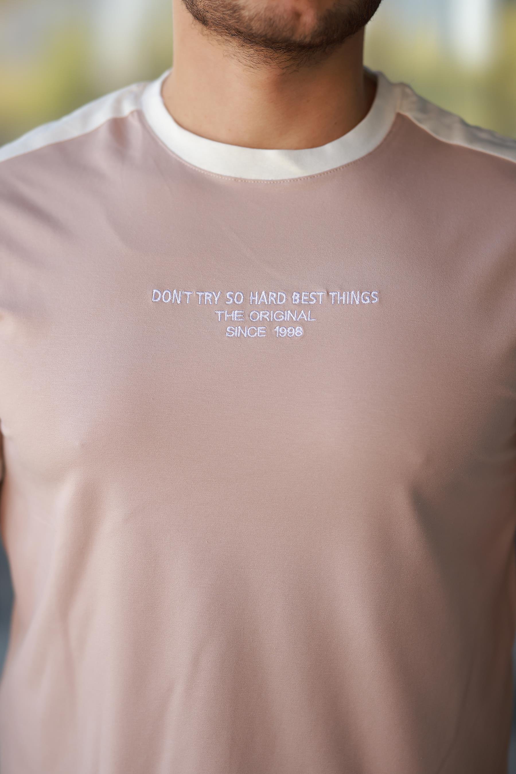 Erkek Bisiklet Yaka Şerit Detaylı Nakışlı %100 Pamuk Tişört - 2533