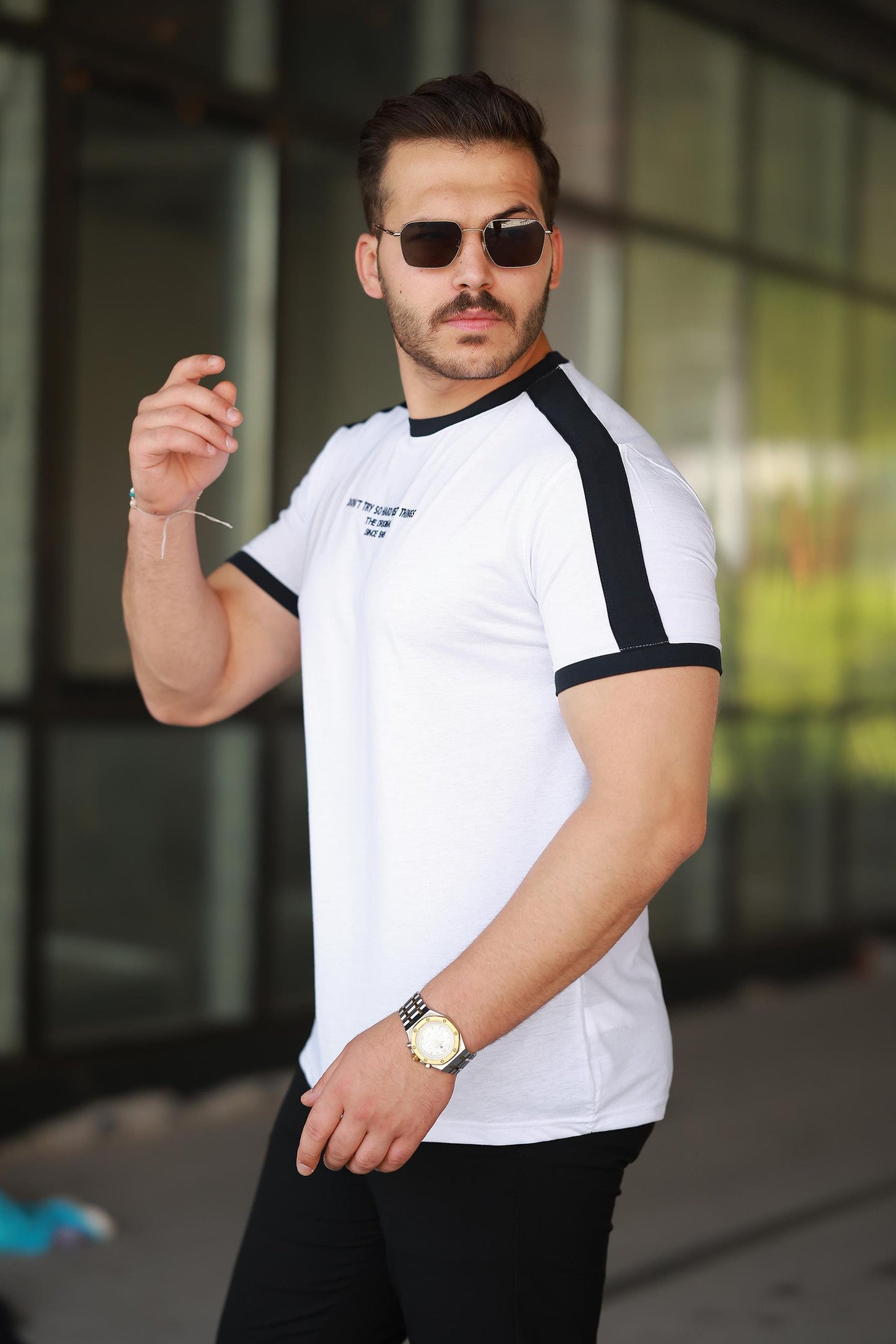 Erkek Bisiklet Yaka Şerit Detaylı Nakışlı %100 Pamuk Tişört - 2533