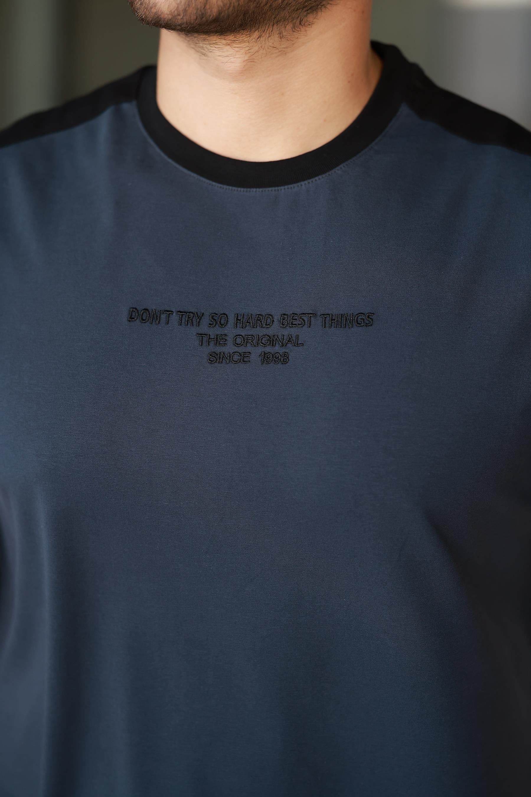 Erkek Bisiklet Yaka Şerit Detaylı Nakışlı %100 Pamuk Tişört - 2533