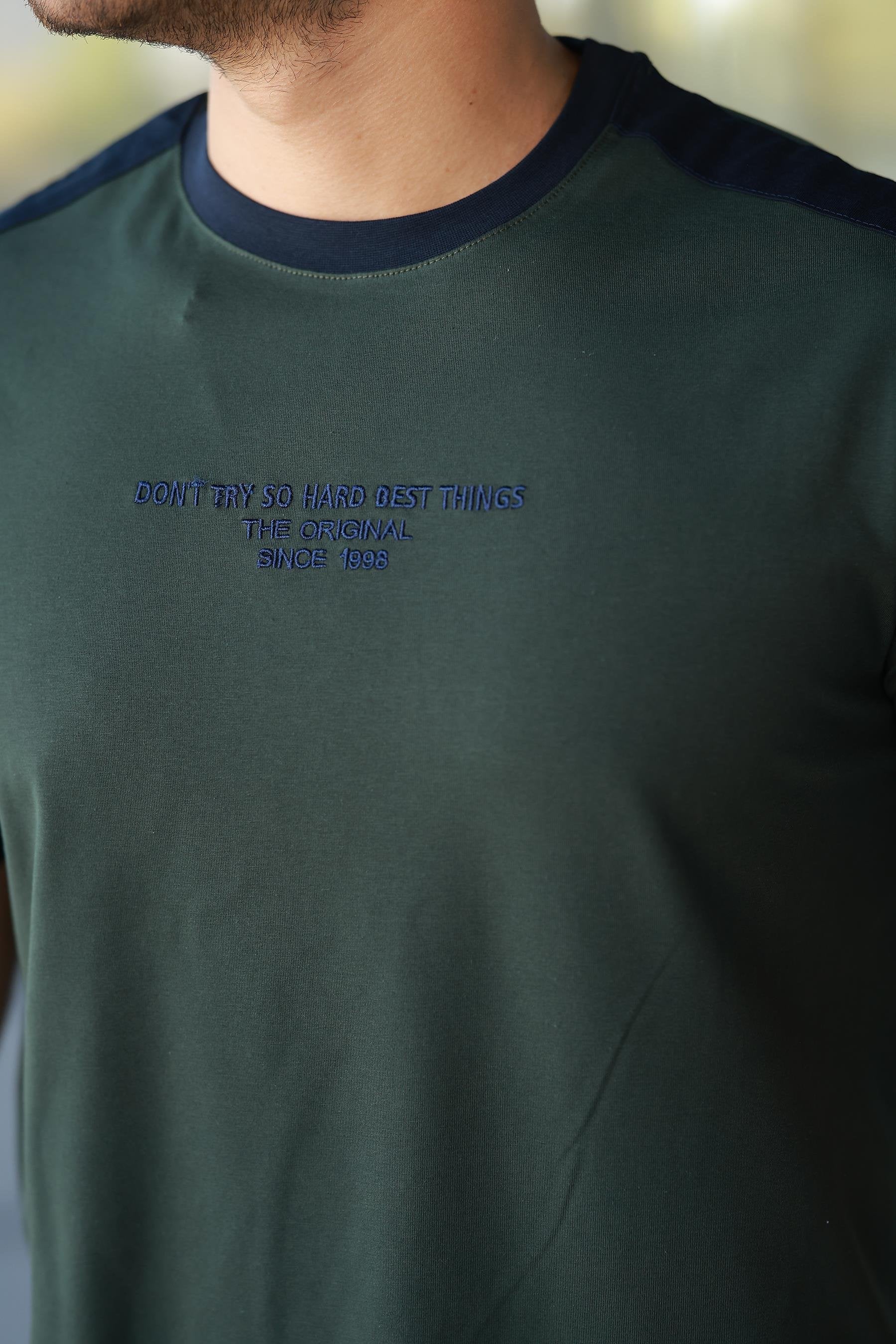 Erkek Bisiklet Yaka Şerit Detaylı Nakışlı %100 Pamuk Tişört - 2533