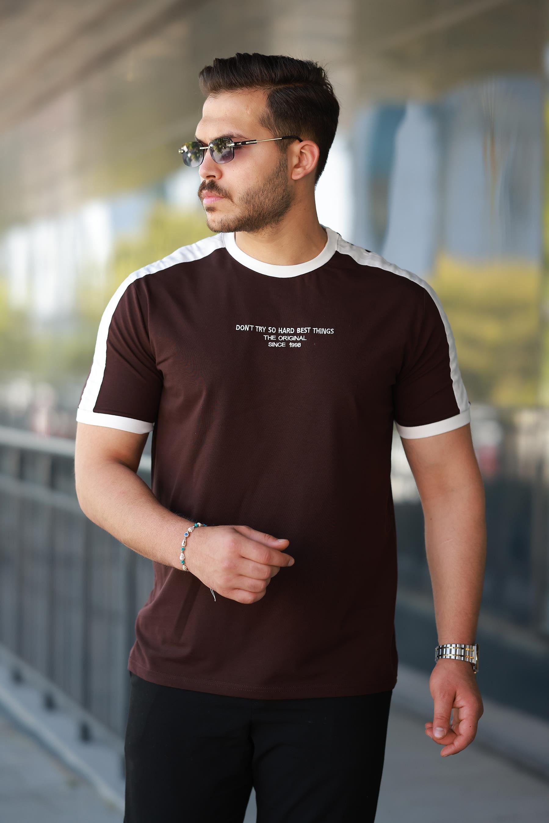 Erkek Bisiklet Yaka Şerit Detaylı Nakışlı %100 Pamuk Tişört - 2533