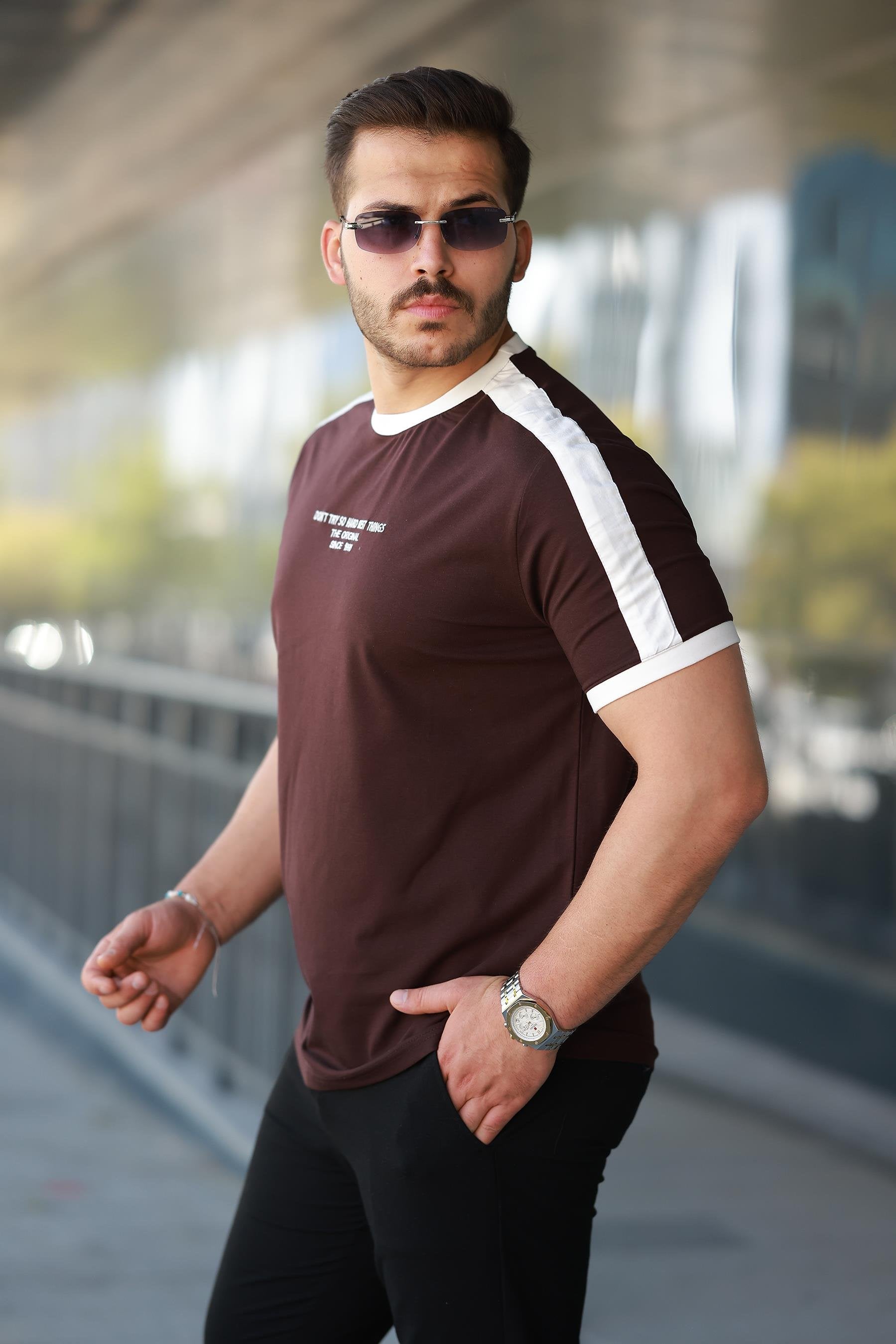 Erkek Bisiklet Yaka Şerit Detaylı Nakışlı %100 Pamuk Tişört - 2533