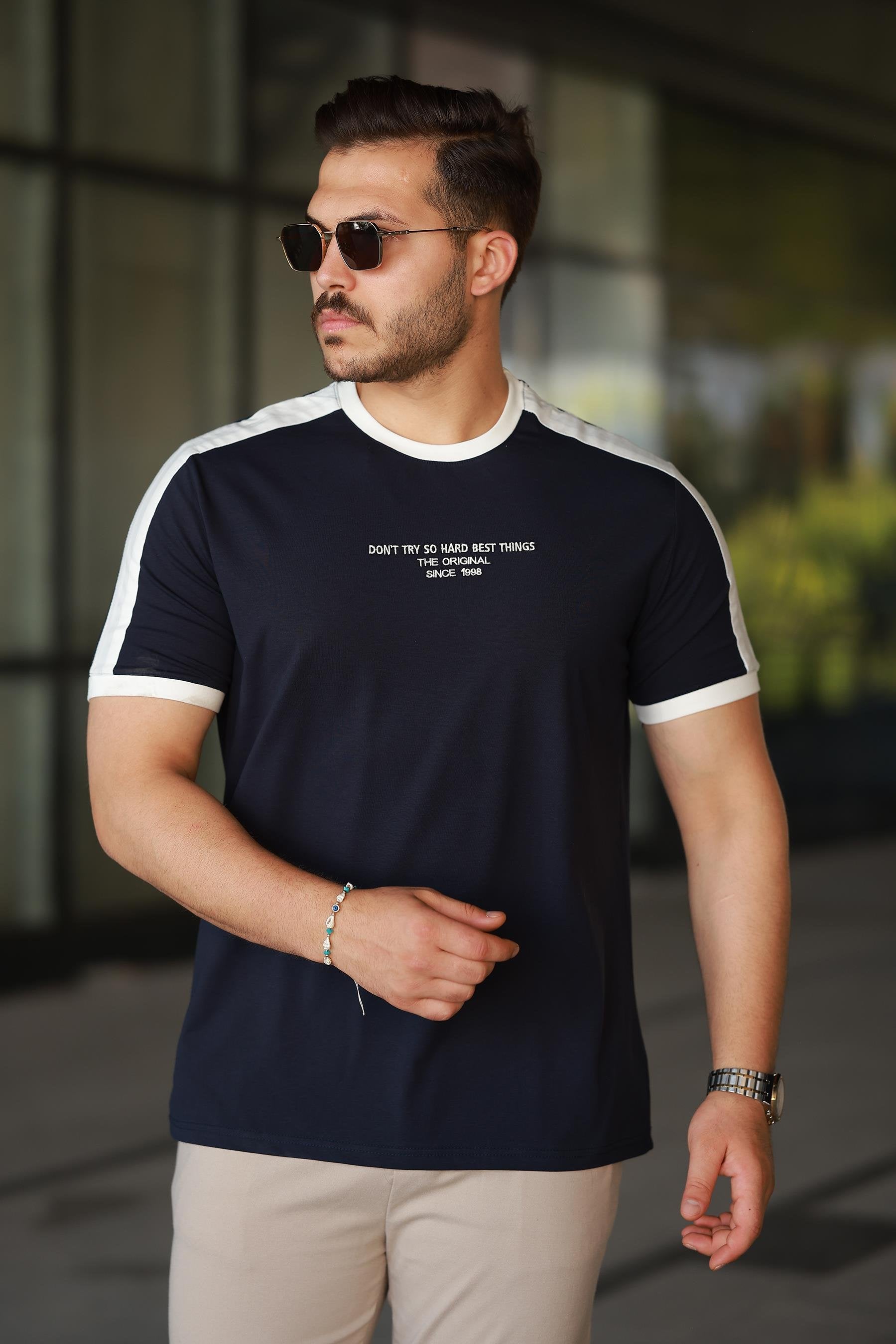 Erkek Bisiklet Yaka Şerit Detaylı Nakışlı %100 Pamuk Tişört - 2533