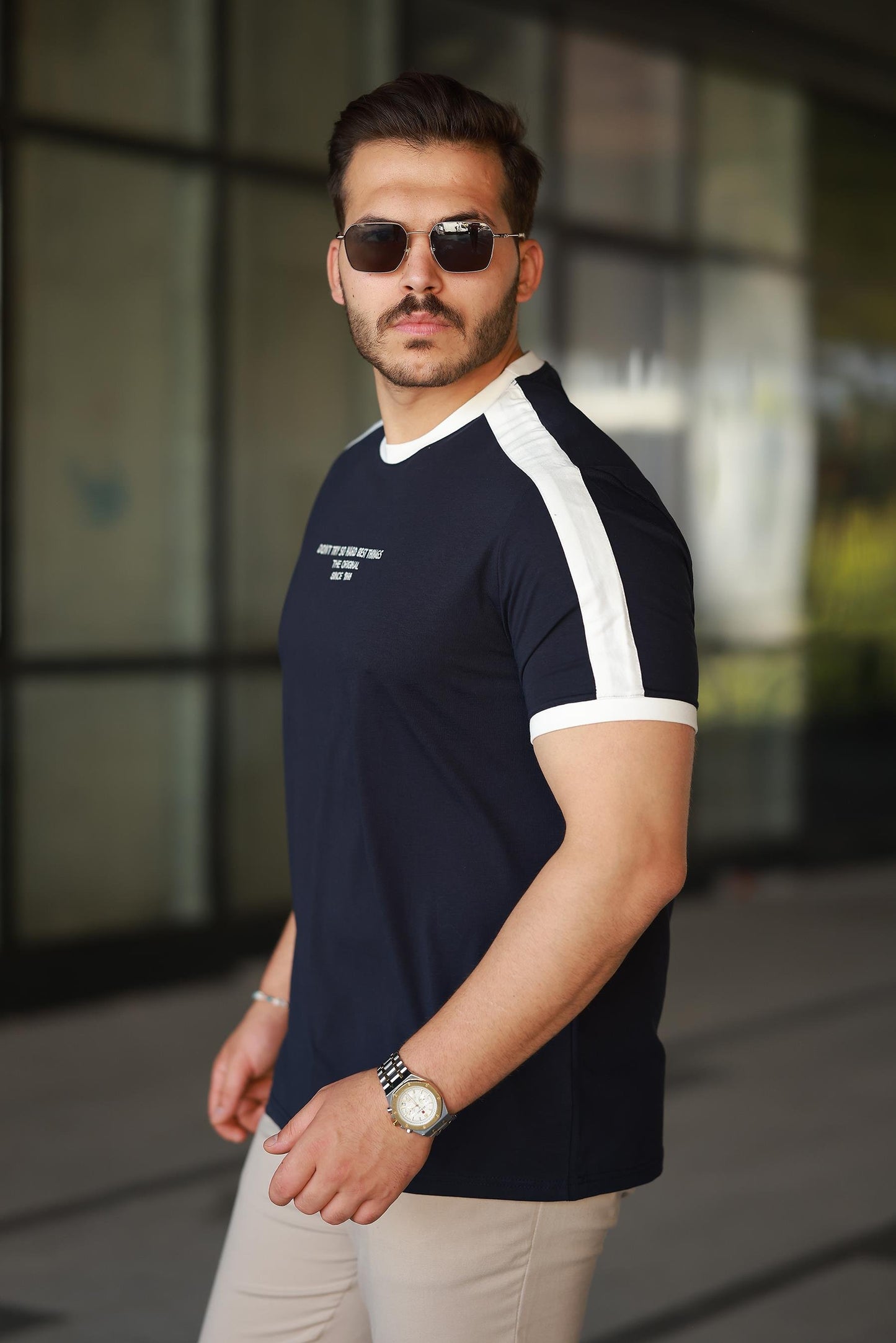 Erkek Bisiklet Yaka Şerit Detaylı Nakışlı %100 Pamuk Tişört - 2533