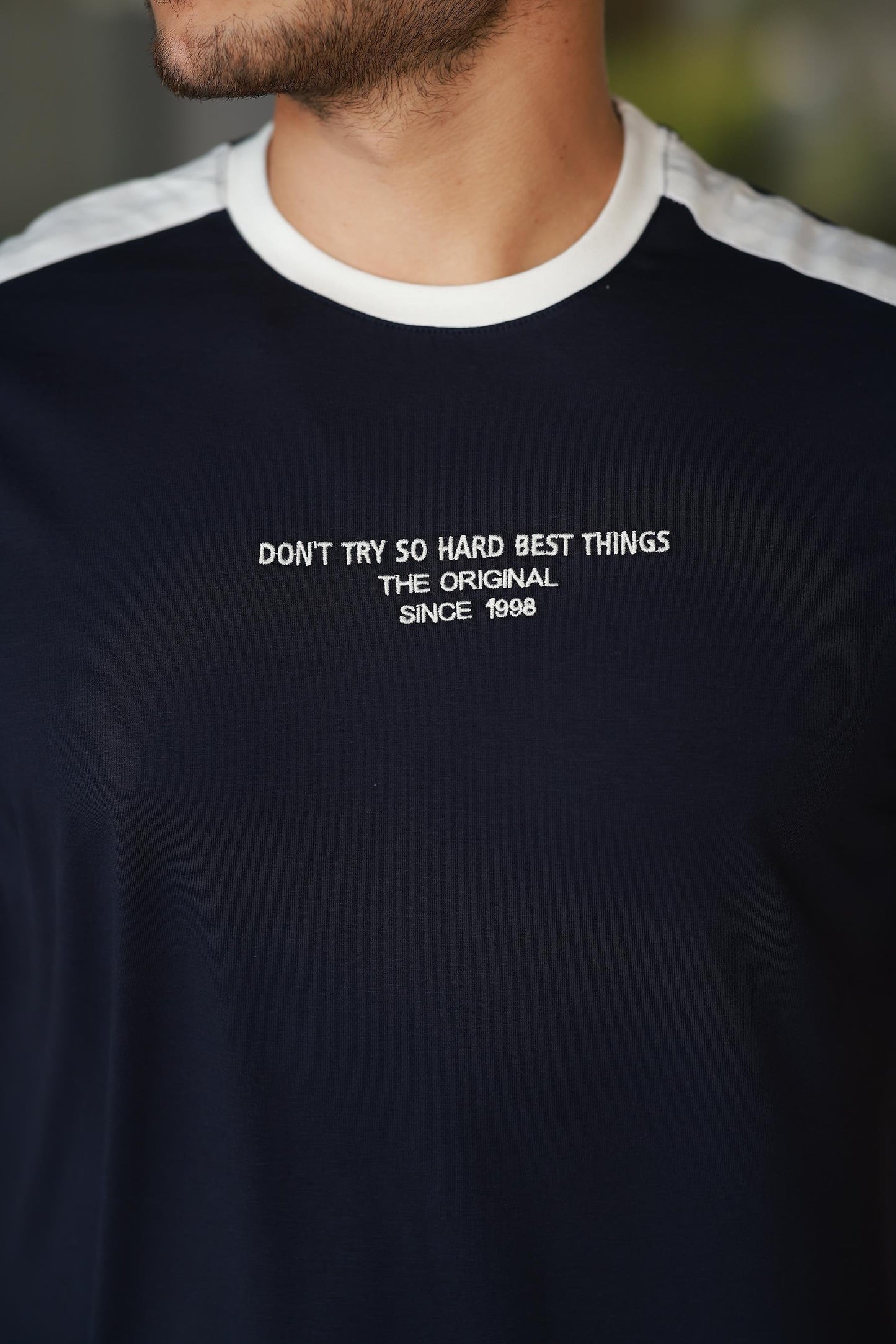 Erkek Bisiklet Yaka Şerit Detaylı Nakışlı %100 Pamuk Tişört - 2533