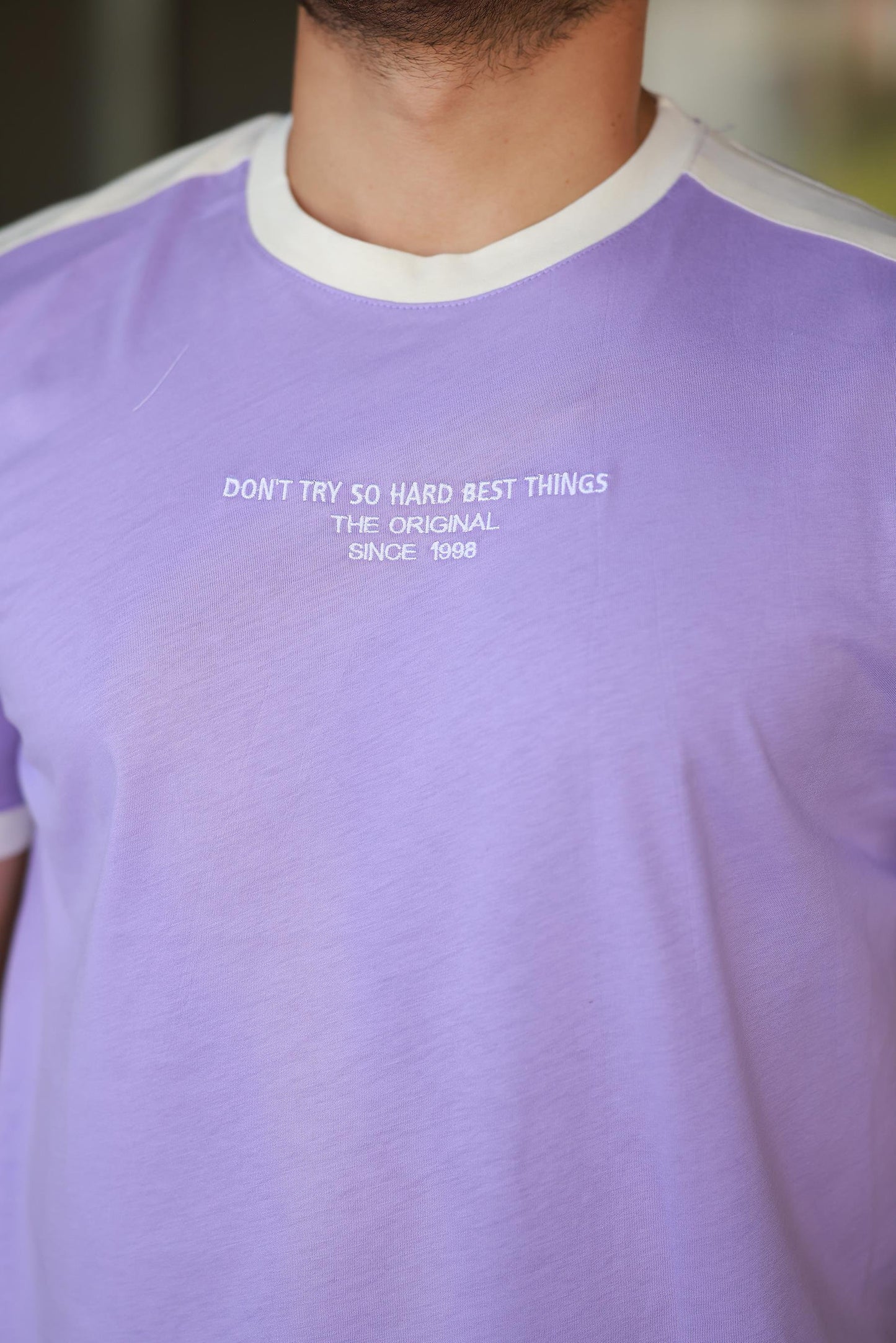 Erkek Bisiklet Yaka Şerit Detaylı Nakışlı %100 Pamuk Tişört - 2533