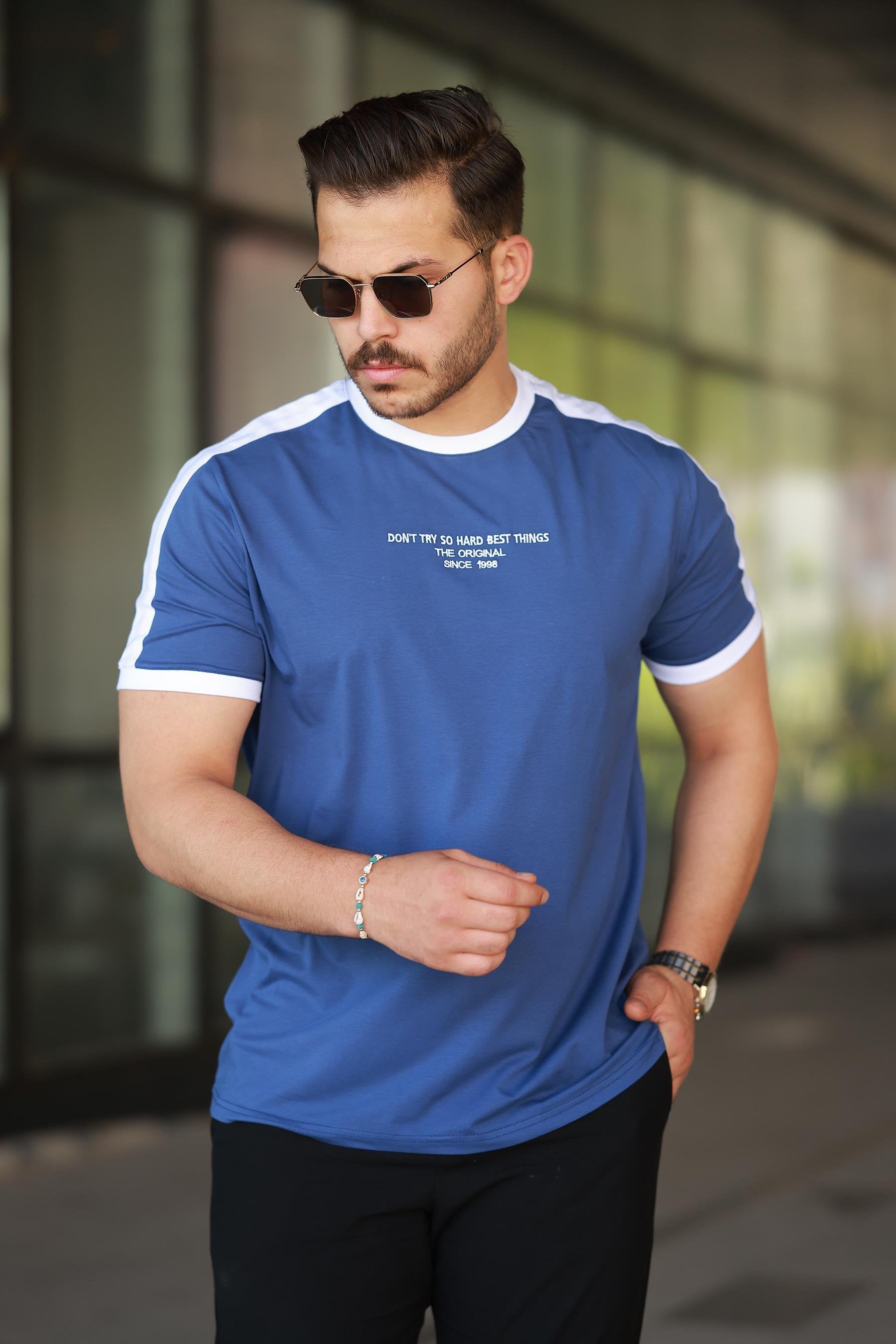 Erkek Bisiklet Yaka Şerit Detaylı Nakışlı %100 Pamuk Tişört - 2533