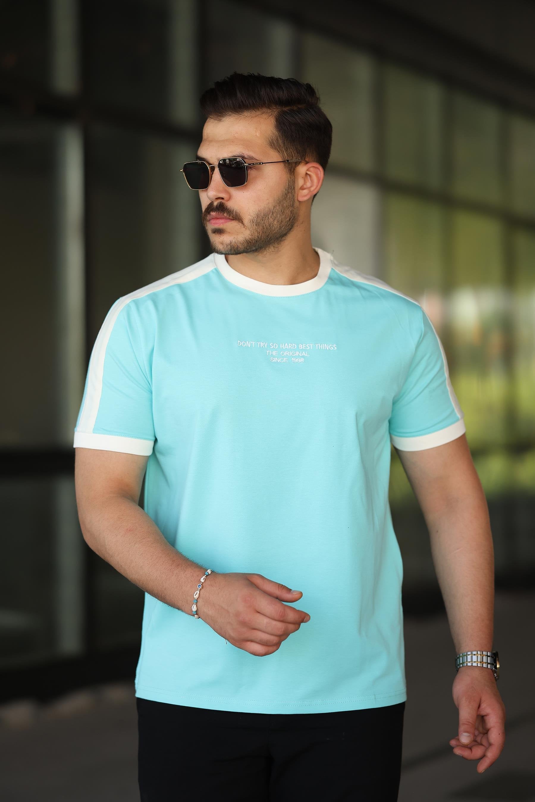 Erkek Bisiklet Yaka Şerit Detaylı Nakışlı %100 Pamuk Tişört - 2533