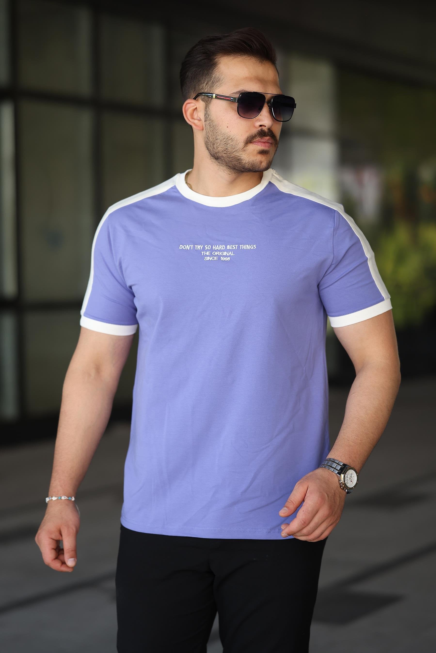 Erkek Bisiklet Yaka Şerit Detaylı Nakışlı %100 Pamuk Tişört - 2533