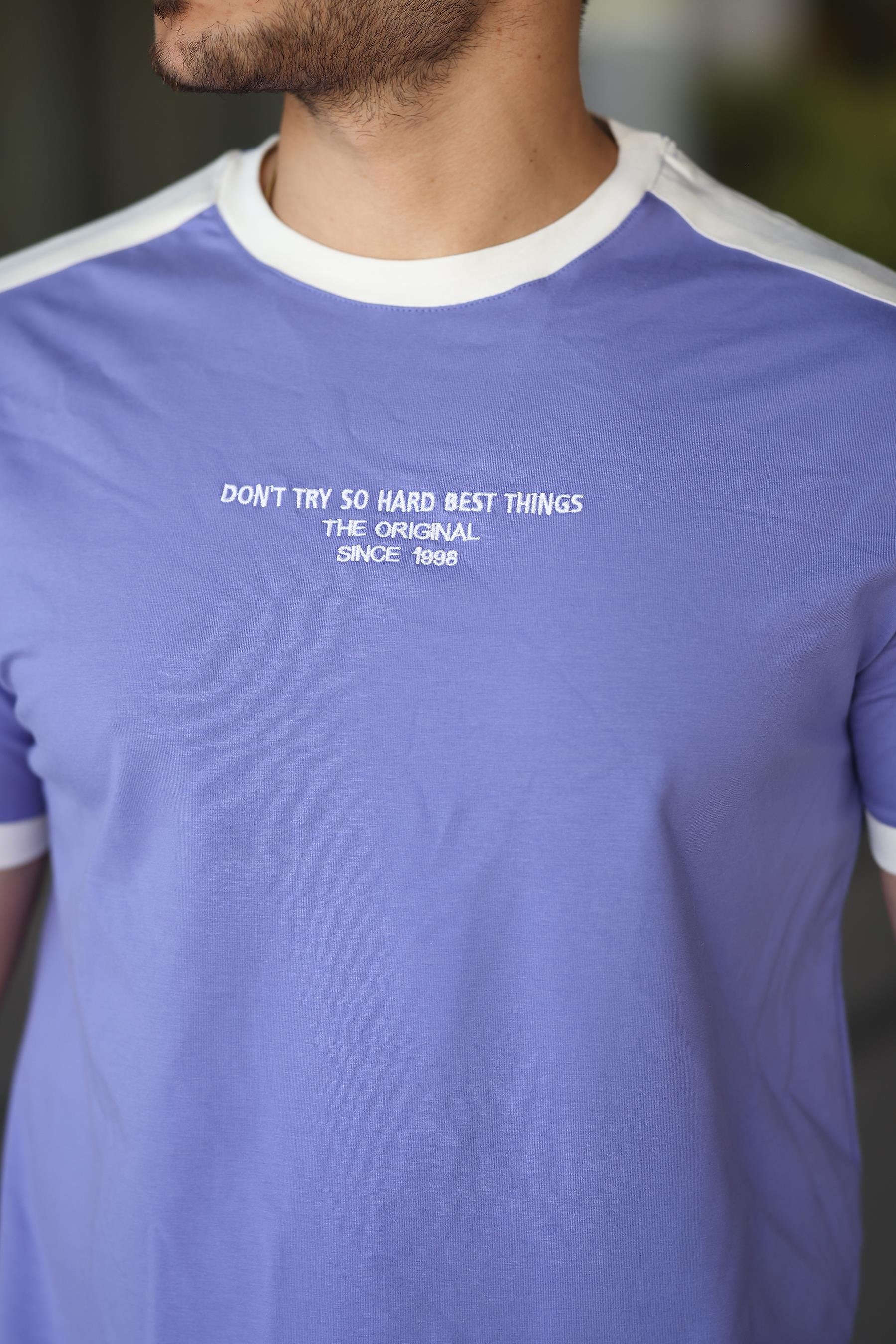 Erkek Bisiklet Yaka Şerit Detaylı Nakışlı %100 Pamuk Tişört - 2533