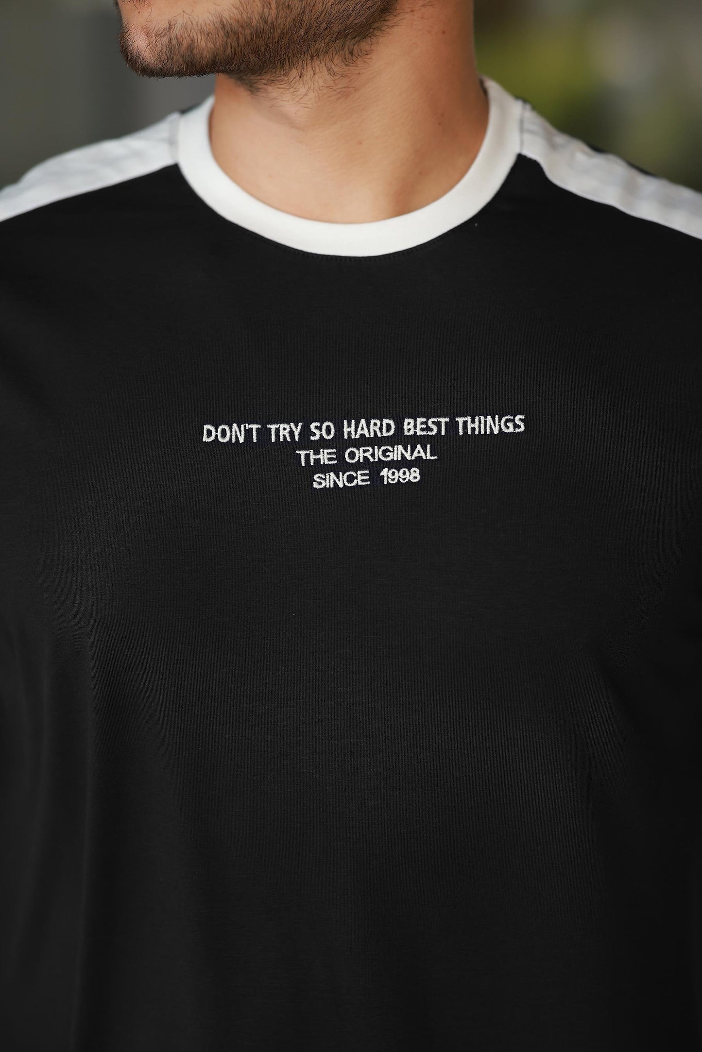 Erkek Bisiklet Yaka Şerit Detaylı Nakışlı %100 Pamuk Tişört - 2533