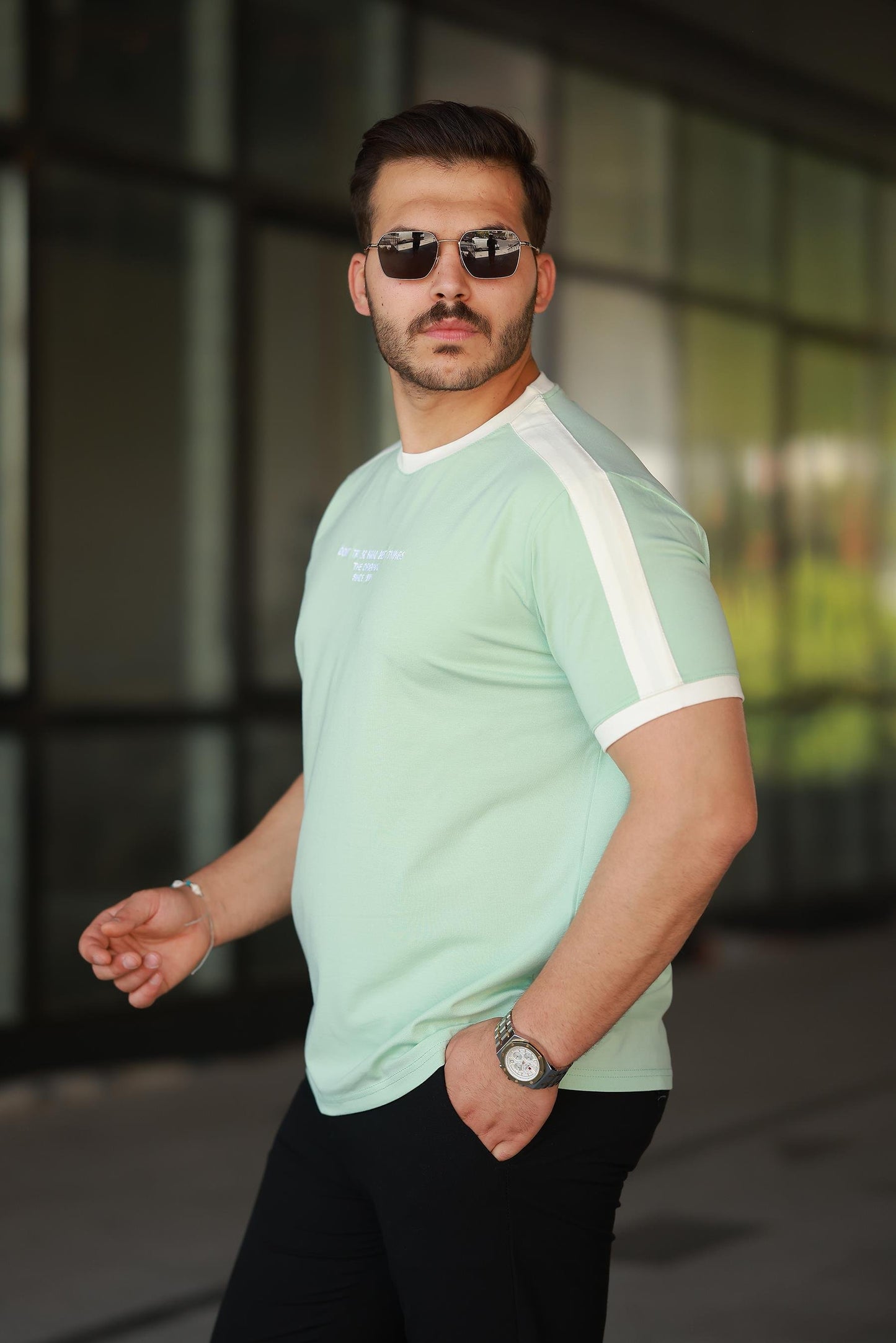 Erkek Bisiklet Yaka Şerit Detaylı Nakışlı %100 Pamuk Tişört - 2533