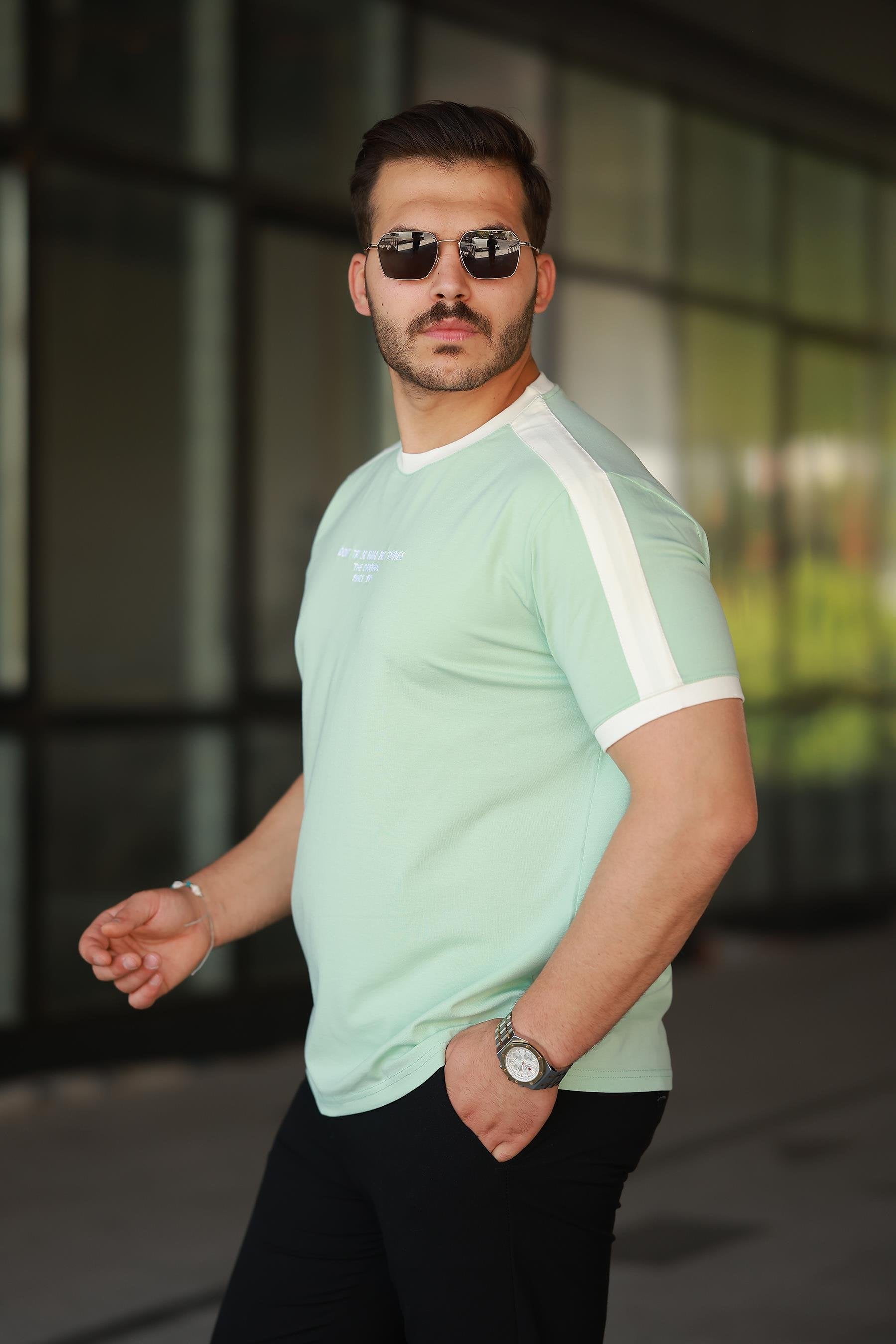 Erkek Bisiklet Yaka Şerit Detaylı Nakışlı %100 Pamuk Tişört - 2533