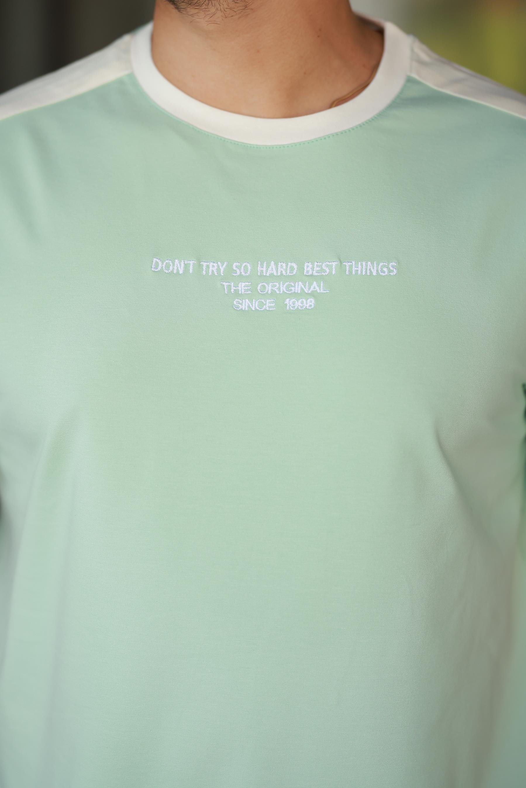 Erkek Bisiklet Yaka Şerit Detaylı Nakışlı %100 Pamuk Tişört - 2533